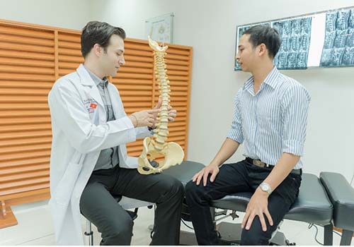 Bác sĩ hướng dẫn cách chăm sóc và bảo vệ cột sống cho bệnh nhân Ảnh: Việt Hương