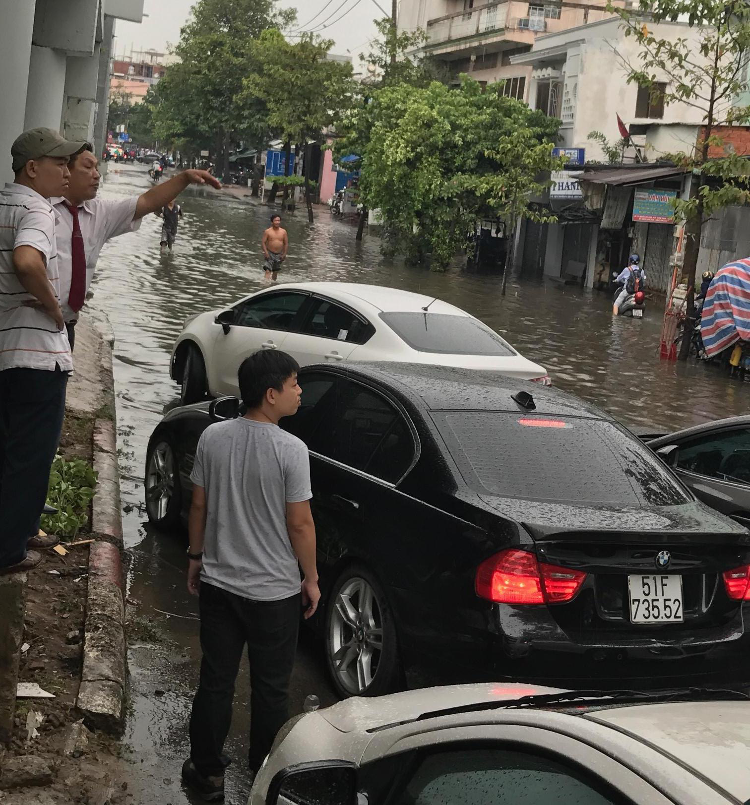 Cây đổ kéo gãy trụ điện, ngập nước gây náo loạn  - Ảnh 4.