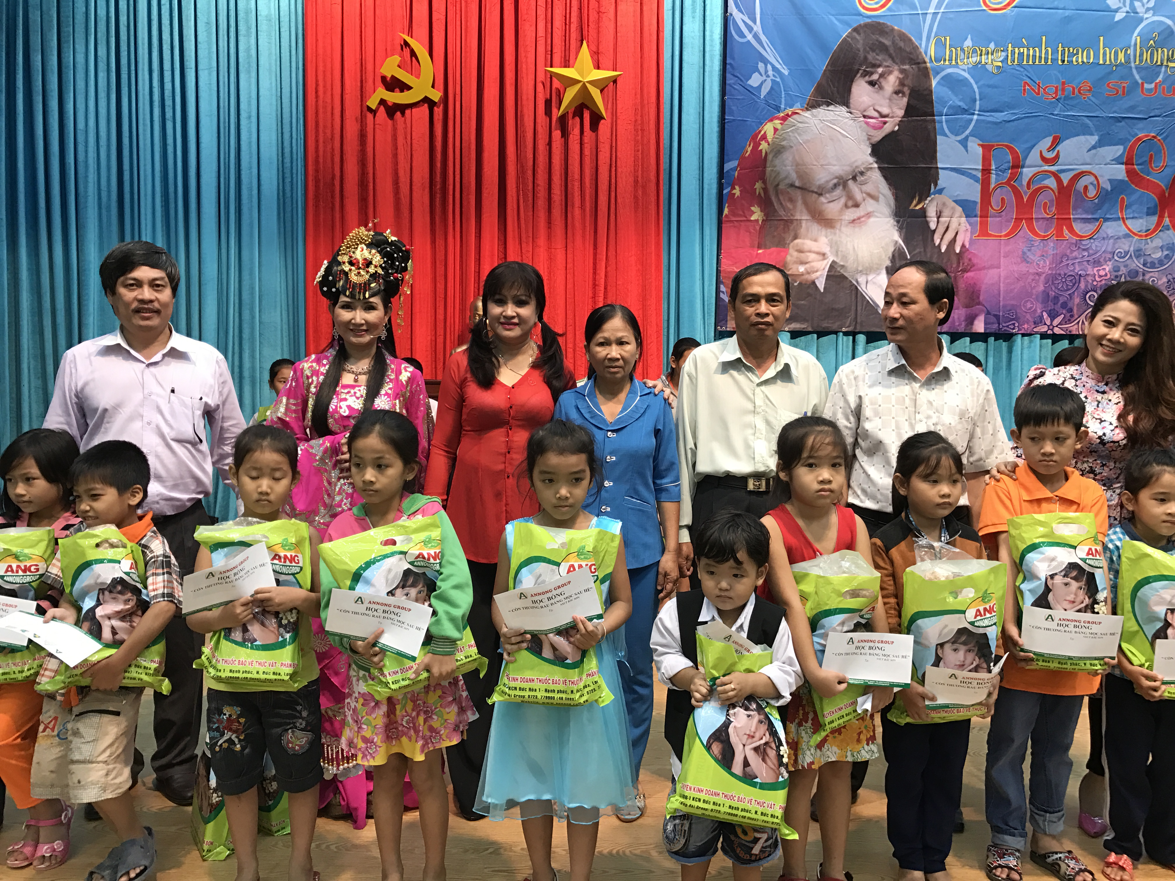 NSƯT Minh Vương, Bích Thủy đắt sô đờn ca tài tử học đường - Ảnh 3. NSƯT Minh Vương, Bích Thủy đắt sô đờn ca tài tử học đường - Ảnh 3.