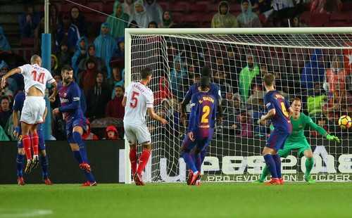 Người hùng Paco Alcacer giúp Barcelona nhấn chìm Sevilla - Ảnh 4.