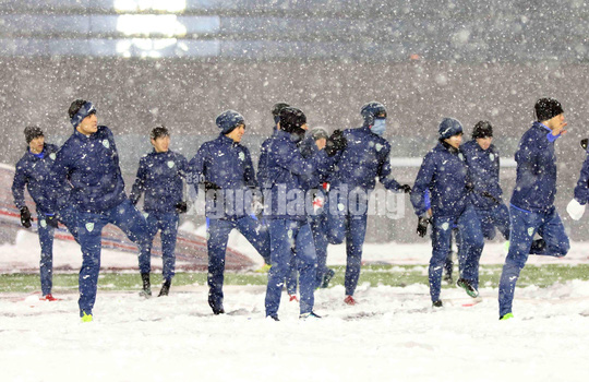 U23 Uzbekistan cực khoẻ, tập bất chấp mưa tuyết - Ảnh 3.
