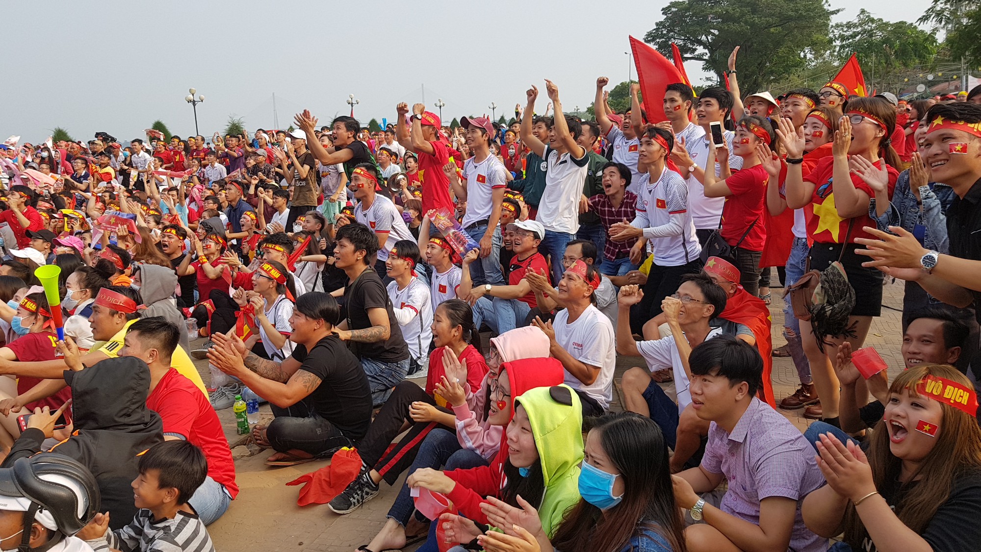 Người dân Tây Đô kéo ra bờ kè sông Hậu cổ vũ U23 Việt Nam - Ảnh 2.