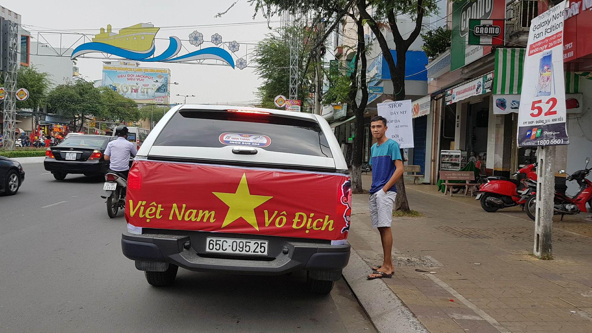 Người dân Tây Đô kéo ra bờ kè sông Hậu cổ vũ U23 Việt Nam - Ảnh 8.