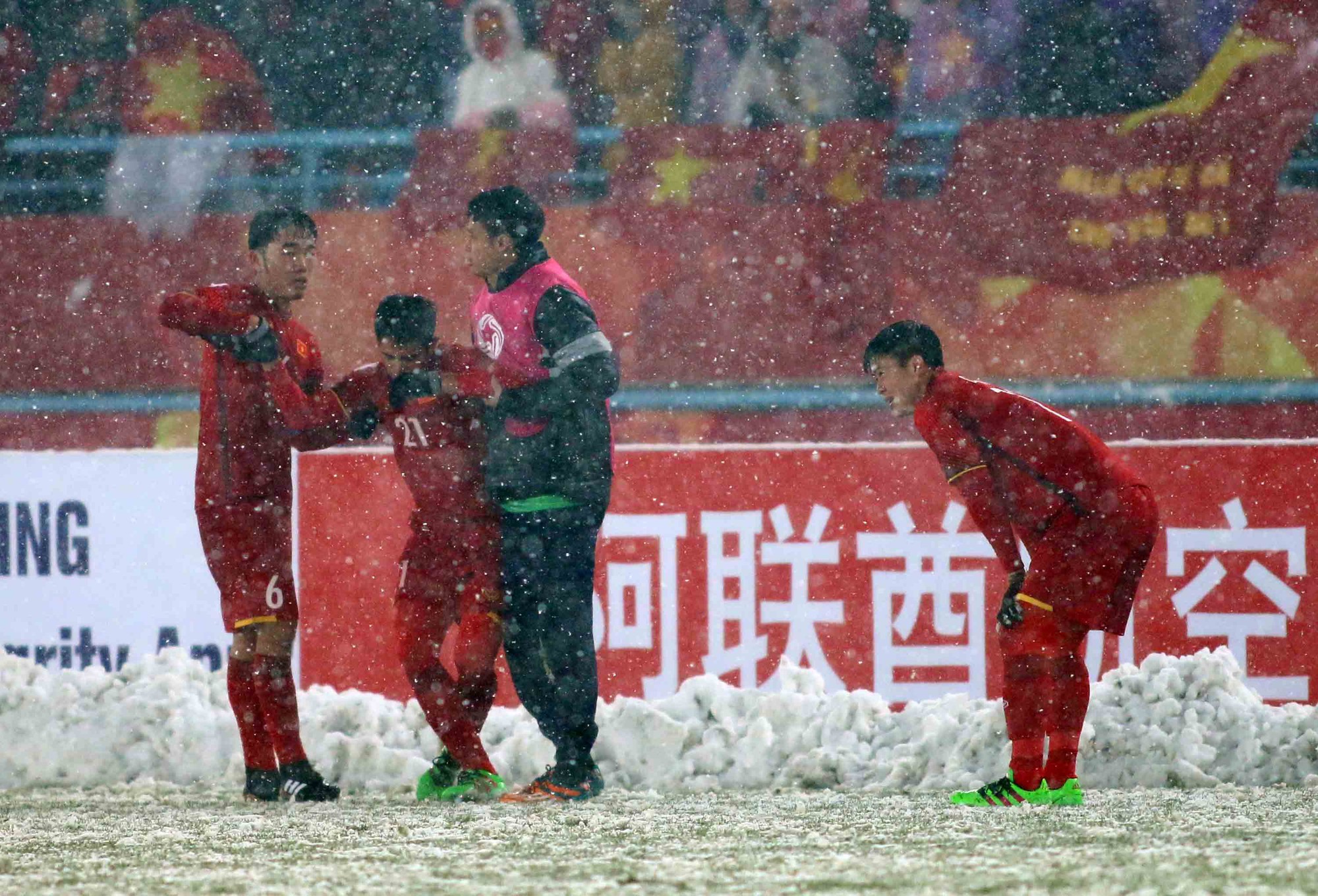 Khoảnh khắc U23 Việt Nam òa khóc sau bàn thua phút 119 - Ảnh 3.