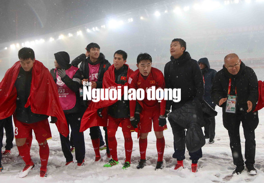 Khoảnh khắc U23 Việt Nam òa khóc sau bàn thua phút 119 - Ảnh 9.
