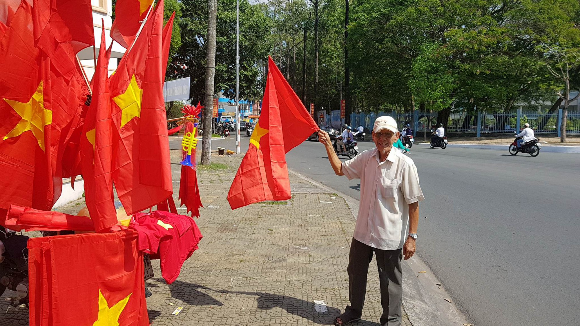 Người dân Tây Đô kéo ra bờ kè sông Hậu cổ vũ U23 Việt Nam - Ảnh 14.