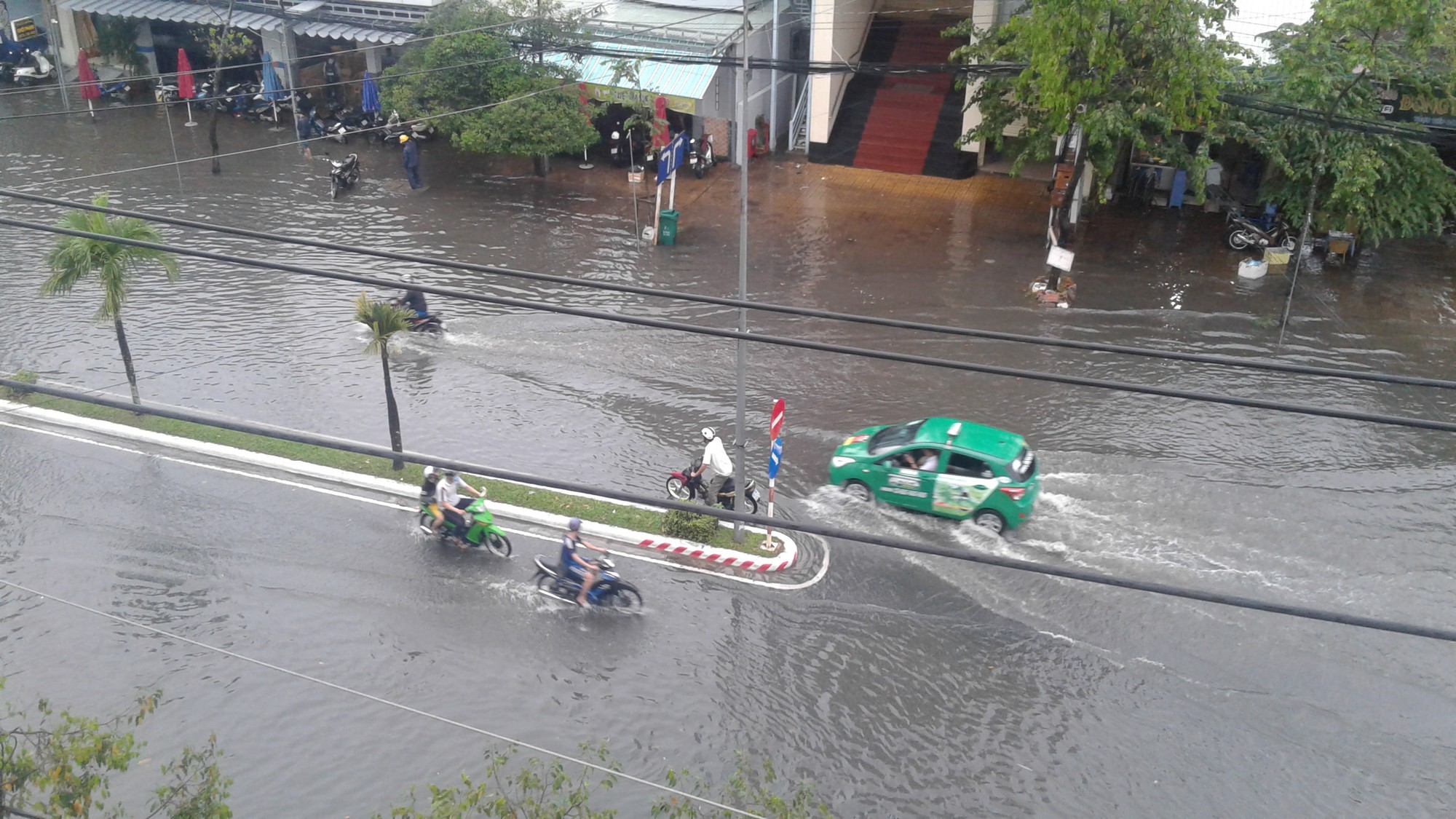 Clip: Cơn mưa “lạ” ngày U23 Việt Nam trở về khiến Tây Đô chìm trong biển nước - Ảnh 5.