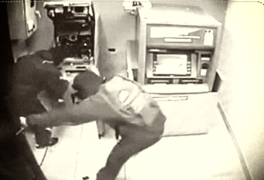 Trụ ATM của ngân hàng ở Ninh Thuận bị trộm “viếng” - Ảnh 1.