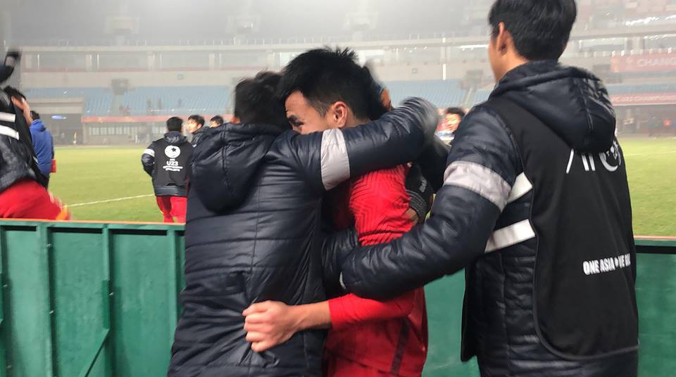 Những hình ảnh lấy nước mắt người hâm mộ của U23 Việt Nam - Ảnh 15.