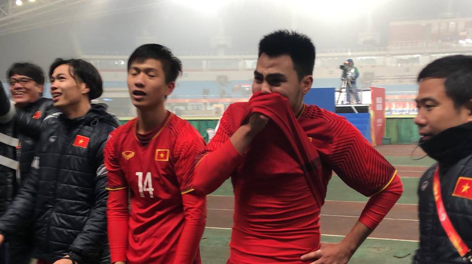 Những hình ảnh lấy nước mắt người hâm mộ của U23 Việt Nam - Ảnh 16.