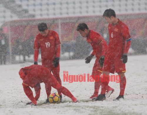 Những hình ảnh lấy nước mắt người hâm mộ của U23 Việt Nam - Ảnh 14.