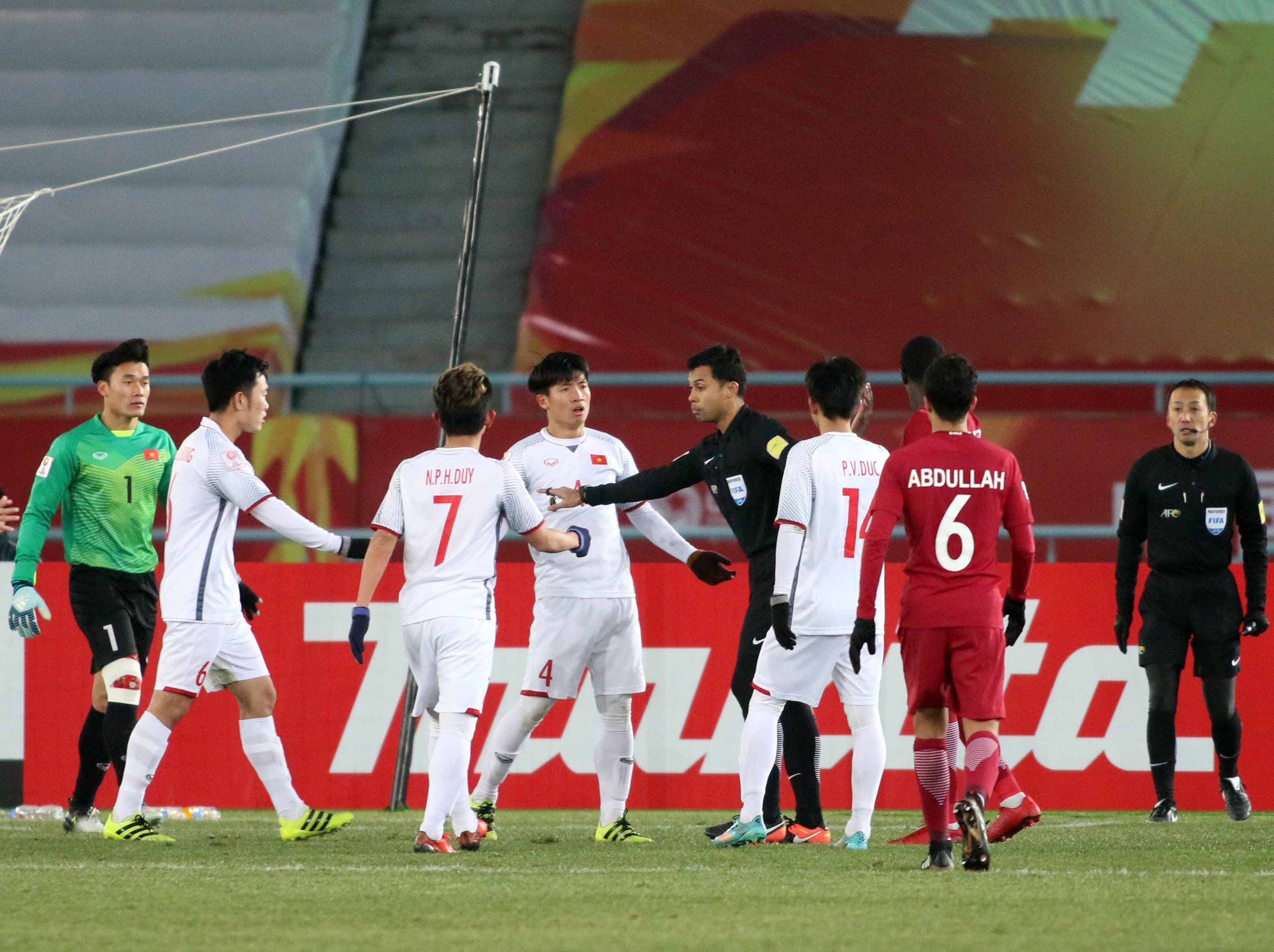 Những hình ảnh lấy nước mắt người hâm mộ của U23 Việt Nam - Ảnh 4.