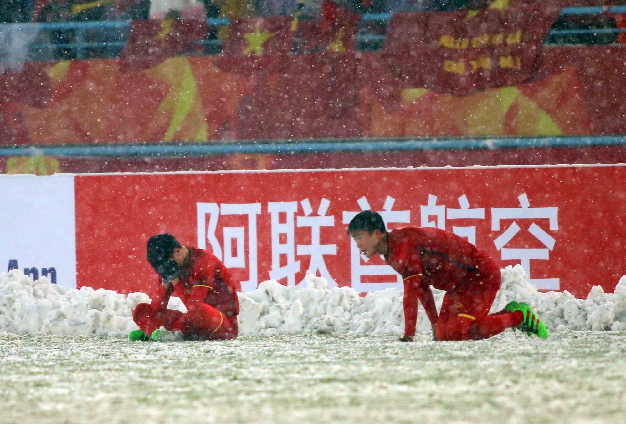 Những hình ảnh lấy nước mắt người hâm mộ của U23 Việt Nam - Ảnh 10.