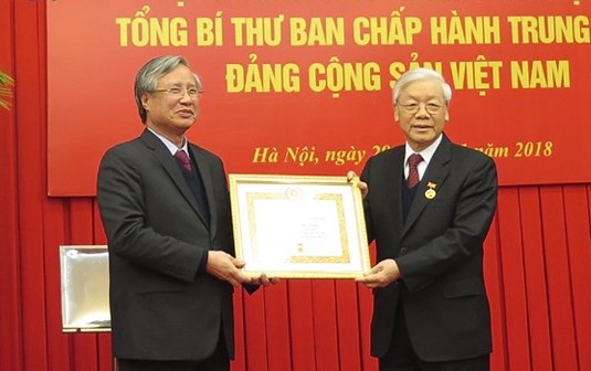 Tổng Bí thư Nguyễn Phú Trọng nhận Huy hiệu 50 năm tuổi Đảng - Ảnh 1.