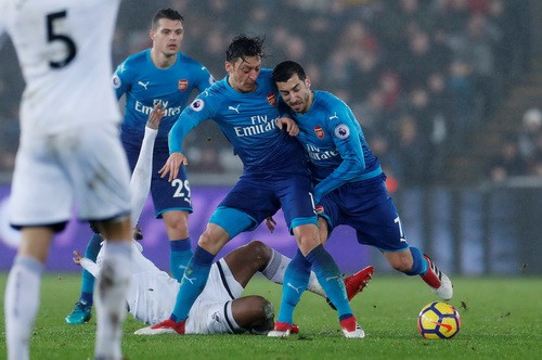 HLV Wenger nổi điên với hàng thủ Arsenal sau trận thua Swansea - Ảnh 7.