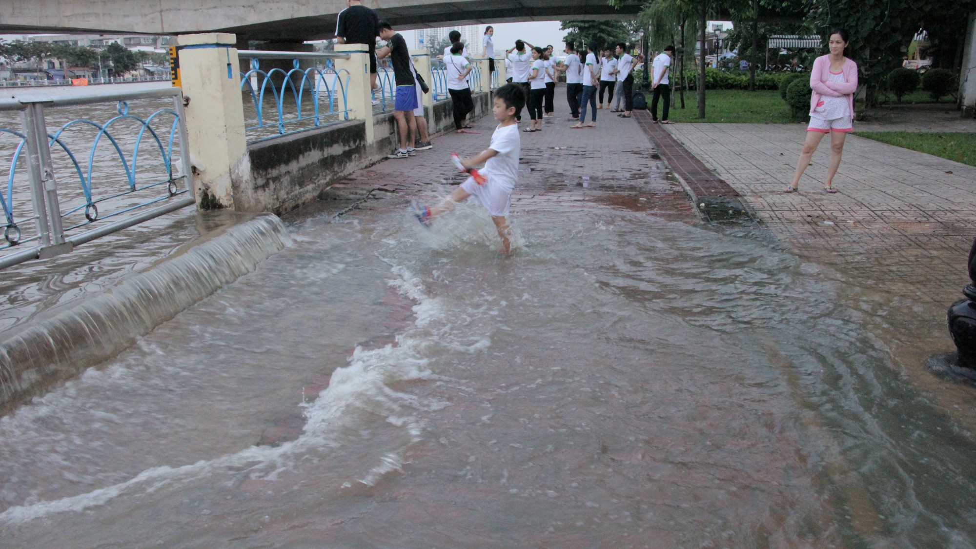 TP HCM mênh mông nước triều dâng - Ảnh 6.