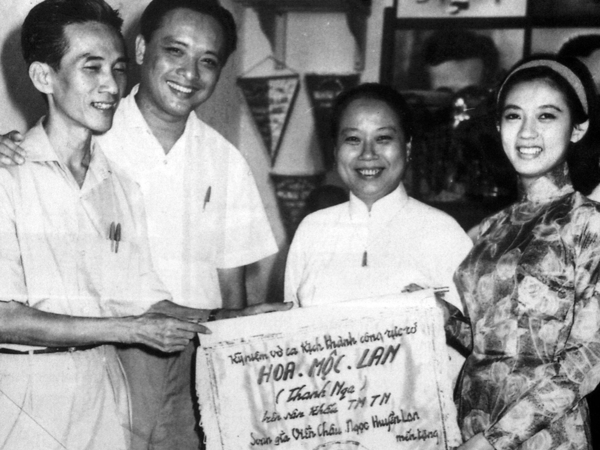 Tự hào viên ngọc cải lương 100 tuổi (*): Tuồng hay nhờ tay bầu giỏi - Ảnh 1. Tự hào viên ngọc cải lương 100 tuổi (*): Tuồng hay nhờ tay bầu giỏi - Ảnh 1.