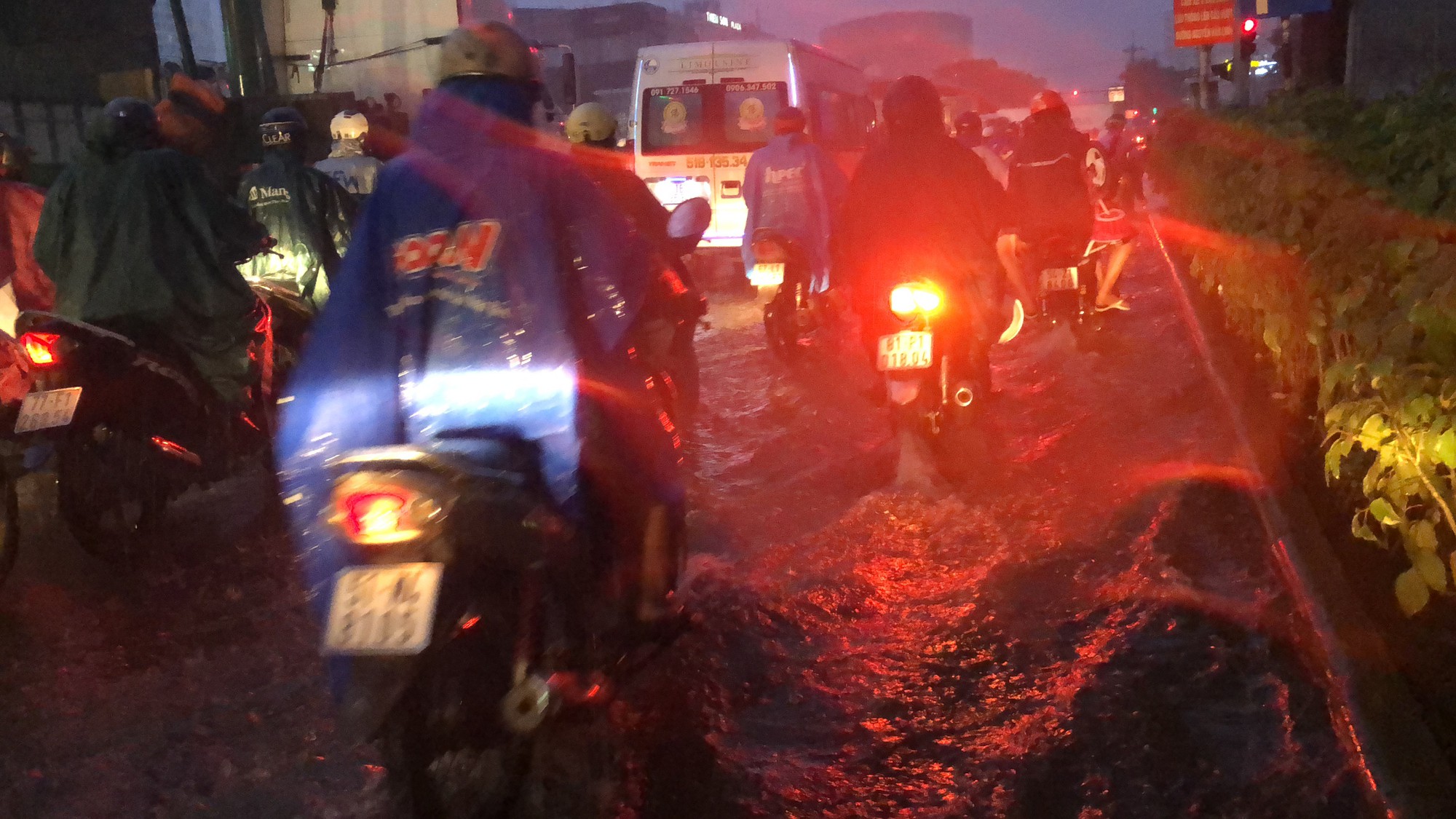 TP HCM: Triều cường đụng trời mưa, giao thông tê liệt - Ảnh 9.