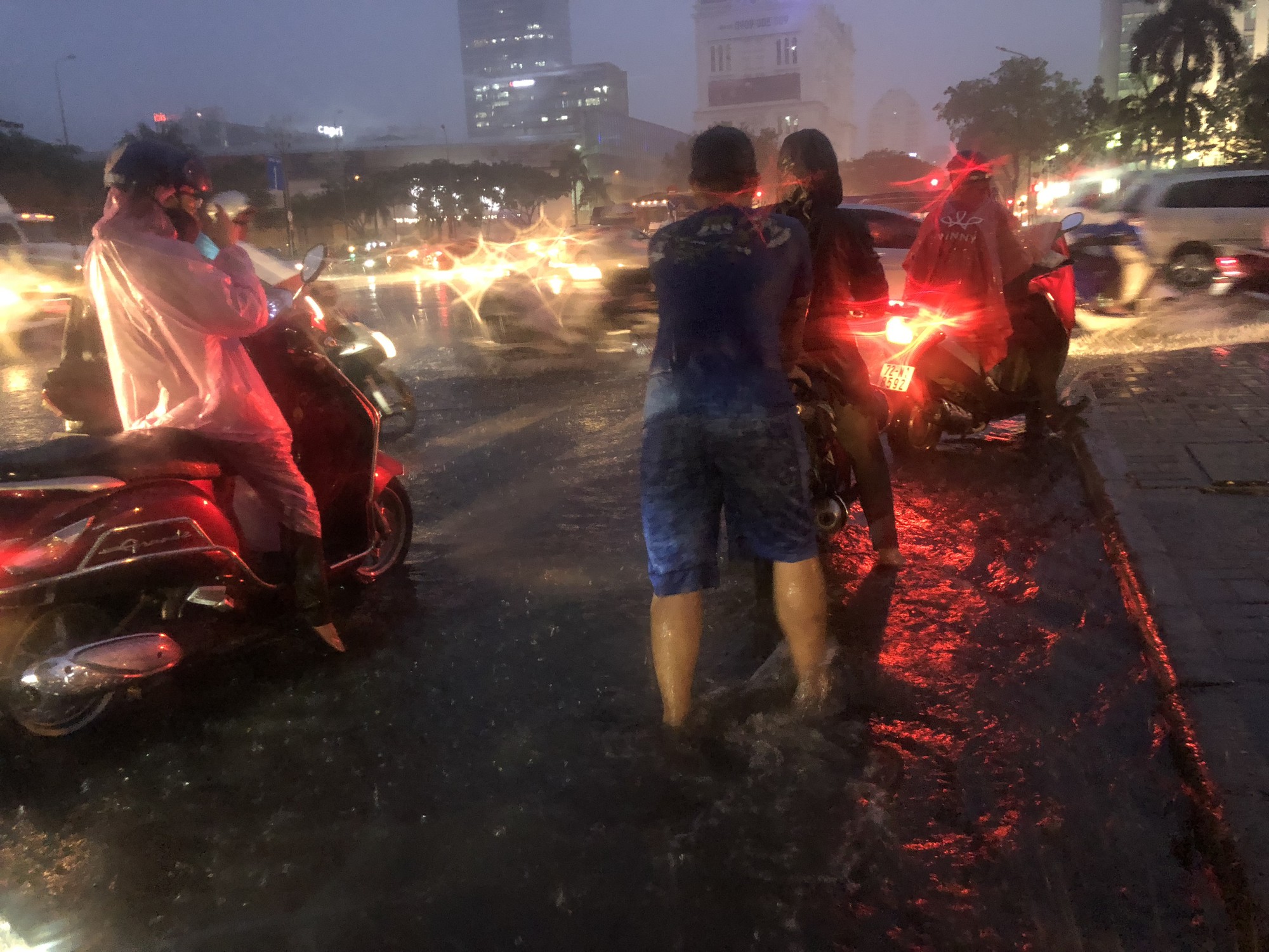 TP HCM: Triều cường đụng trời mưa, giao thông tê liệt - Ảnh 10.