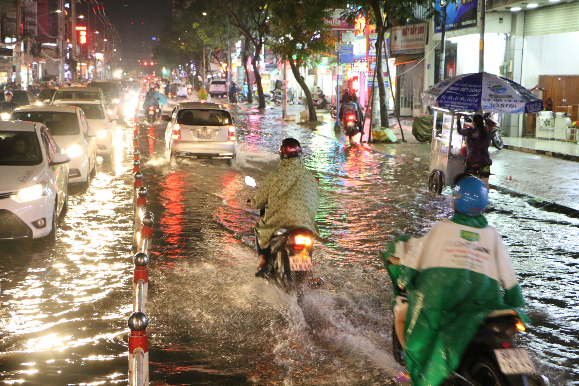 TP HCM: Triều cường đụng trời mưa, giao thông tê liệt - Ảnh 5.