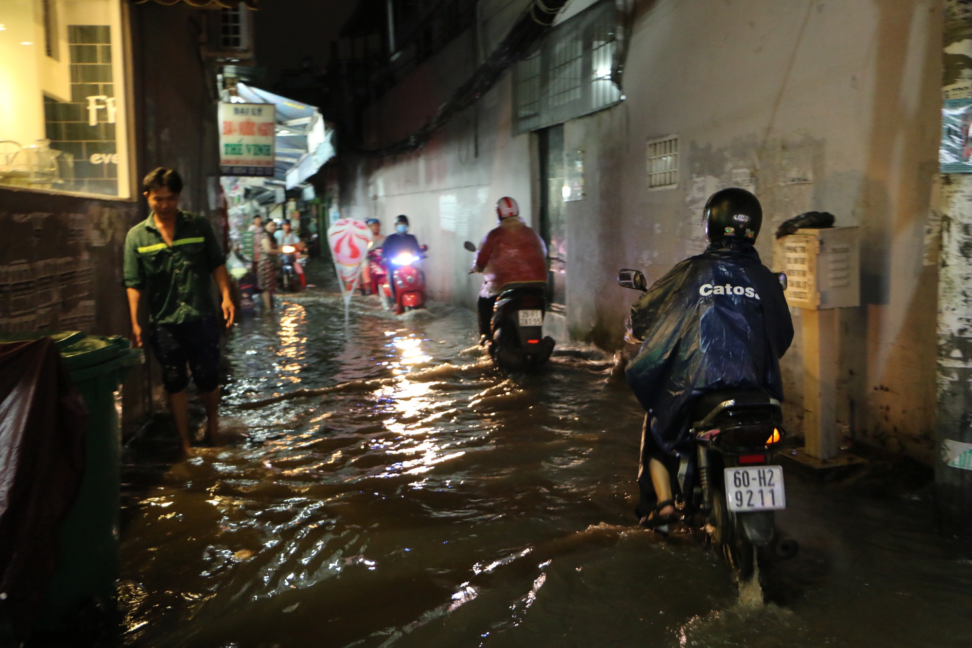 TP HCM: Triều cường đụng trời mưa, giao thông tê liệt - Ảnh 3.