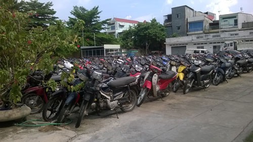 Quá tải xe máy vô chủ ở TP HCM, Đồng Nai - Ảnh 1.