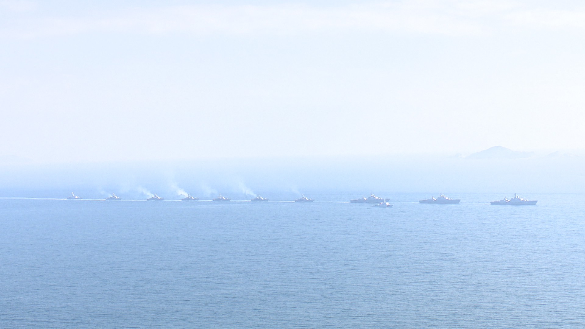 Cận cảnh dàn pháo Hải quân trút ‘bão lửa” xuống mục tiêu trên biển - Ảnh 1.