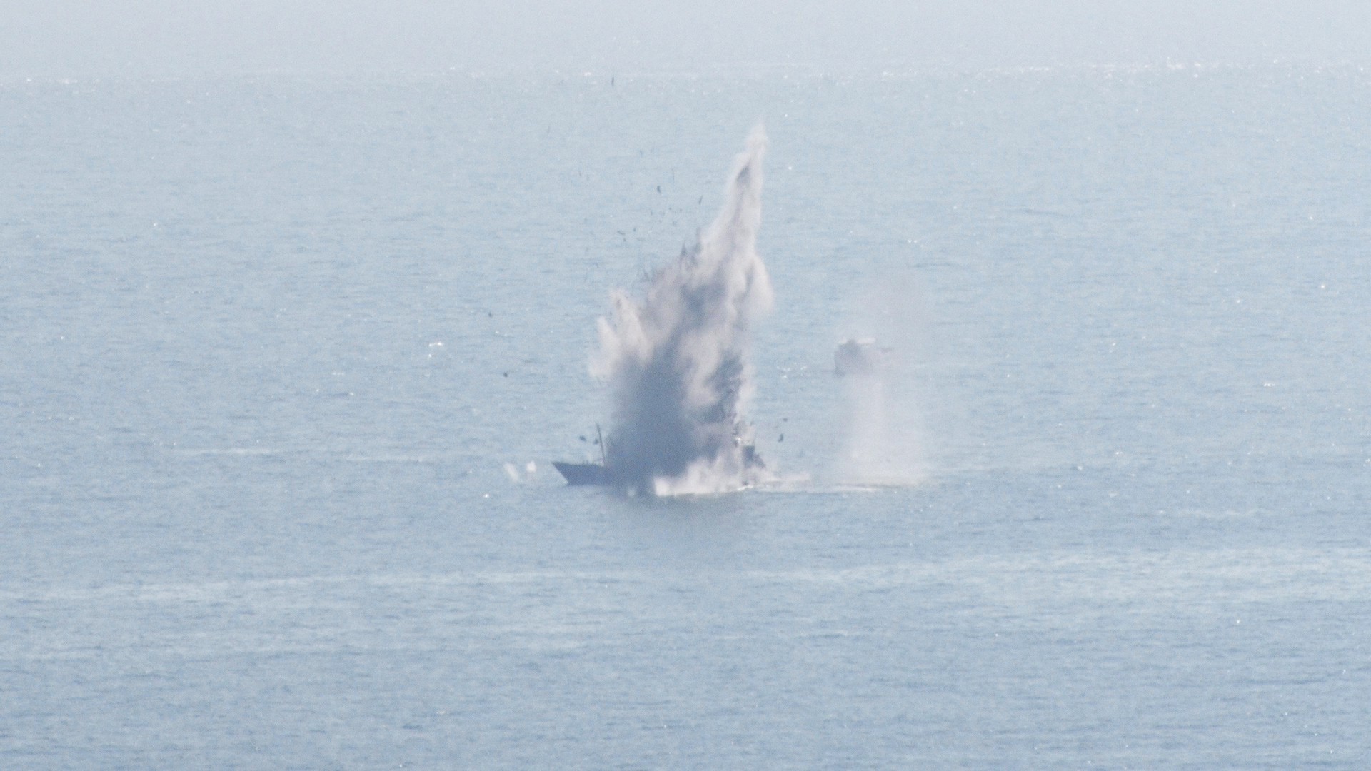 Cận cảnh dàn pháo Hải quân trút ‘bão lửa” xuống mục tiêu trên biển - Ảnh 9.