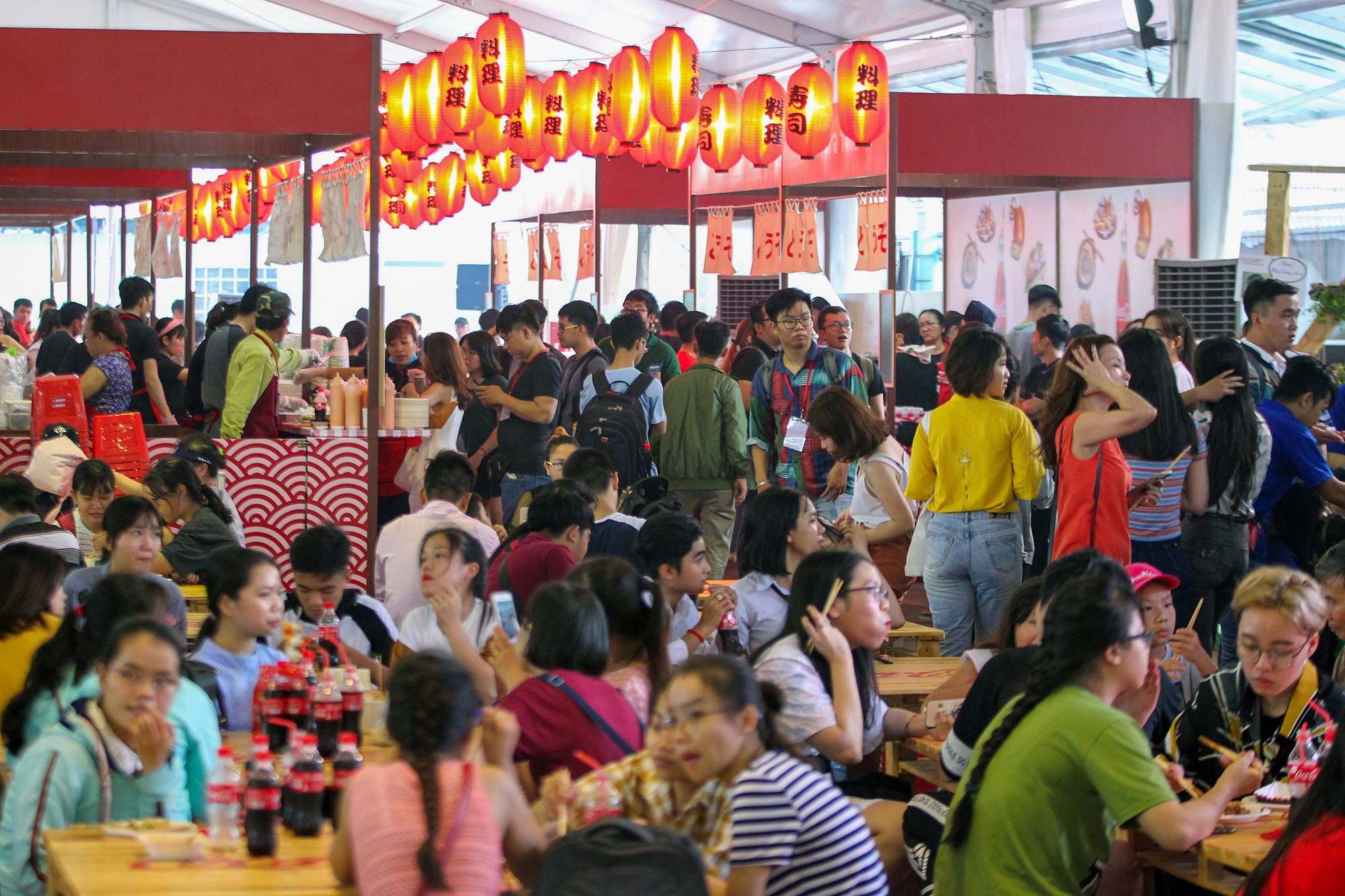 Hàng trăm món ngon tại Lễ hội ẩm thực châu Á - Ảnh 1.