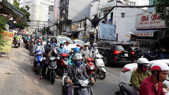 Kẹt xe nghiêm trọng trên đường Nguyễn Hữu Cảnh - Ảnh 12.
