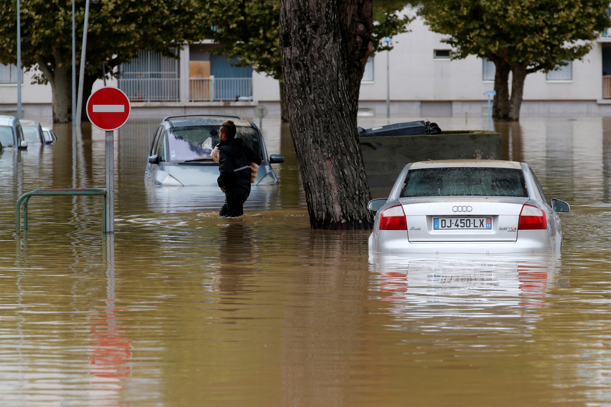 Pháp: Nước mưa 7 tháng trút xuống trong 1 đêm, nữ tu sĩ bị cuốn trôi - Ảnh 7.