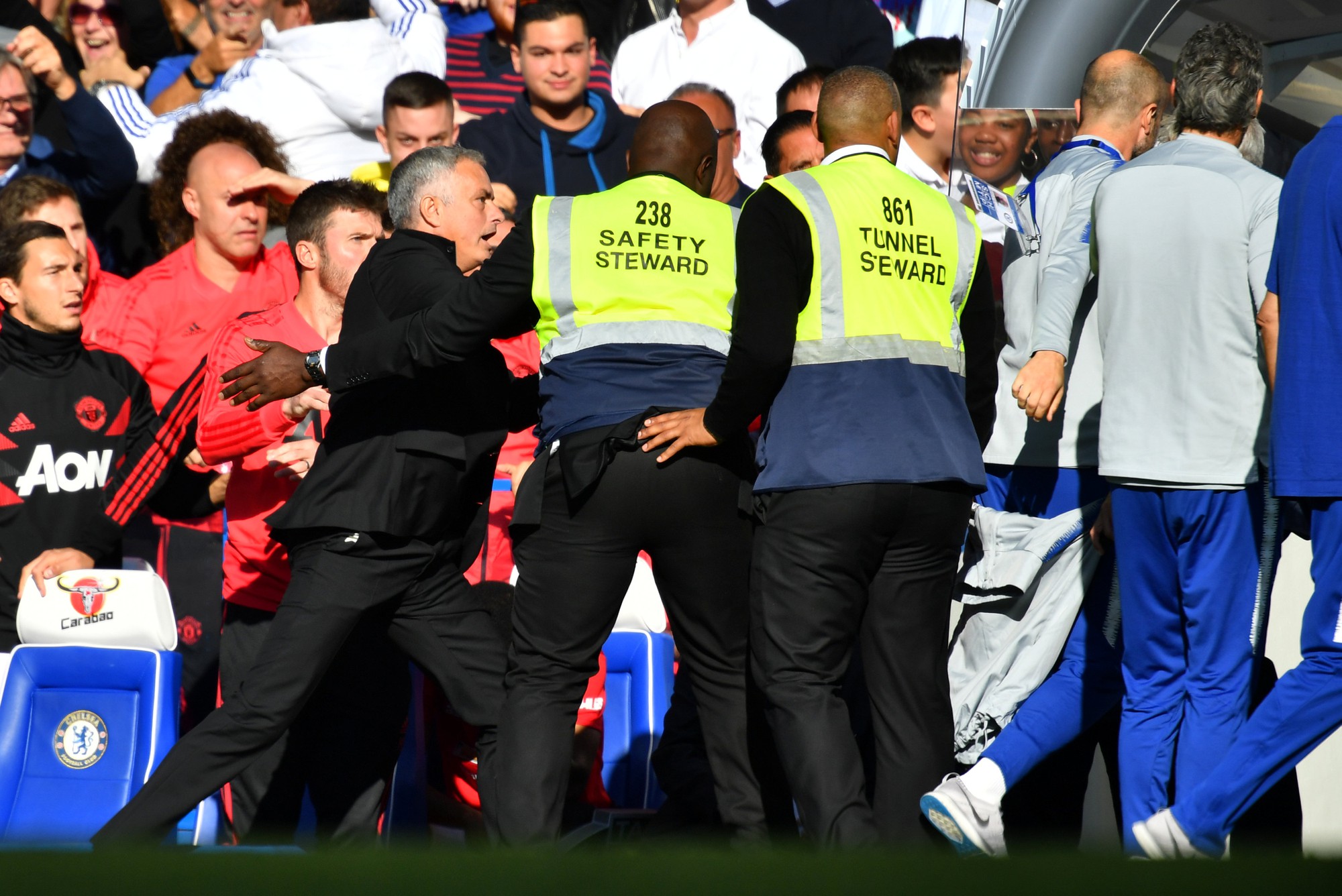 Mourinho chấp nhận lời xin lỗi sau vụ nổi nóng với trợ lý HLV Chelsea - Ảnh 14.