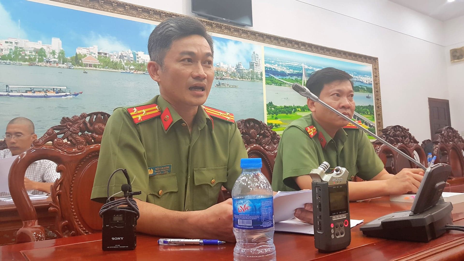 Vụ đổi 100 USD bị phạt 90 triệu: Công an Cần Thơ không gài bẫy tiệm vàng? - Ảnh 2. Vụ đổi 100 USD bị phạt 90 triệu: Công an Cần Thơ không gài bẫy tiệm vàng? - Ảnh 2.