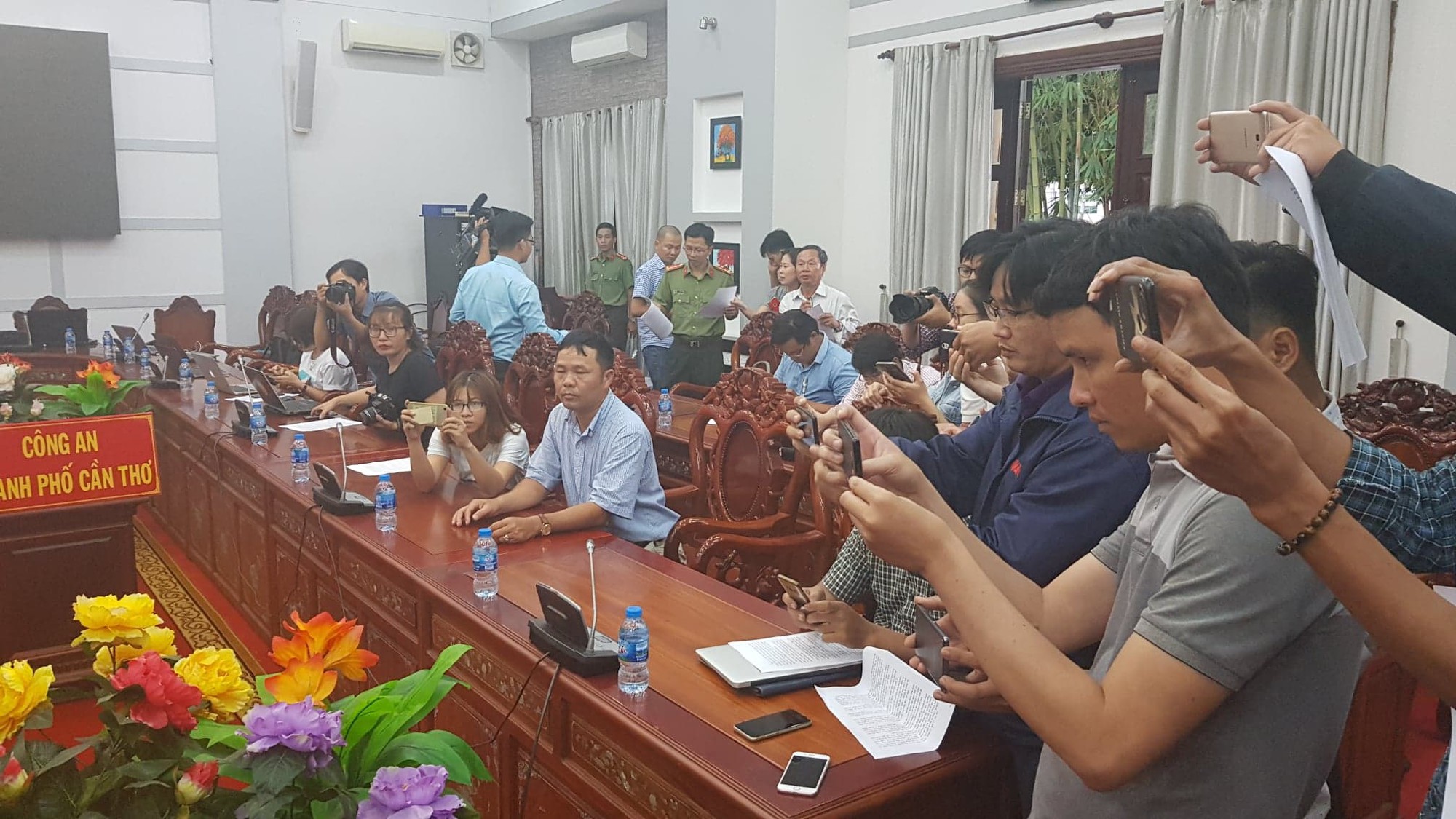 Vụ đổi 100 USD bị phạt 90 triệu: Công an Cần Thơ không gài bẫy tiệm vàng? - Ảnh 3. Vụ đổi 100 USD bị phạt 90 triệu: Công an Cần Thơ không gài bẫy tiệm vàng? - Ảnh 3.