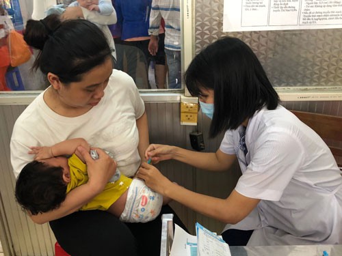 Nhiều địa phương ngừng tiêm vắc-xin Quinvaxem - Ảnh 1.