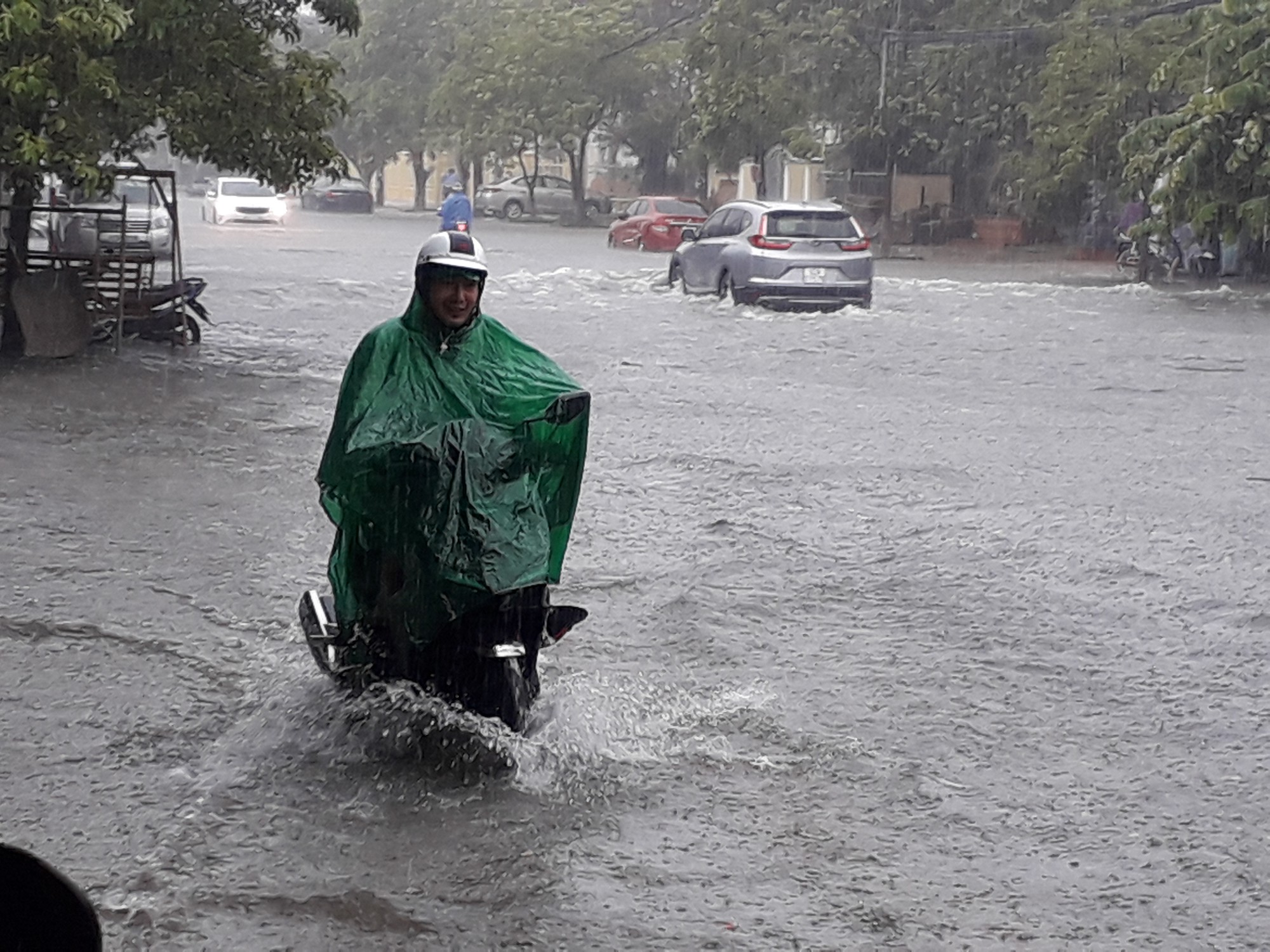 Mưa lớn, đường phố Tam Kỳ biến thành sông - Ảnh 16.