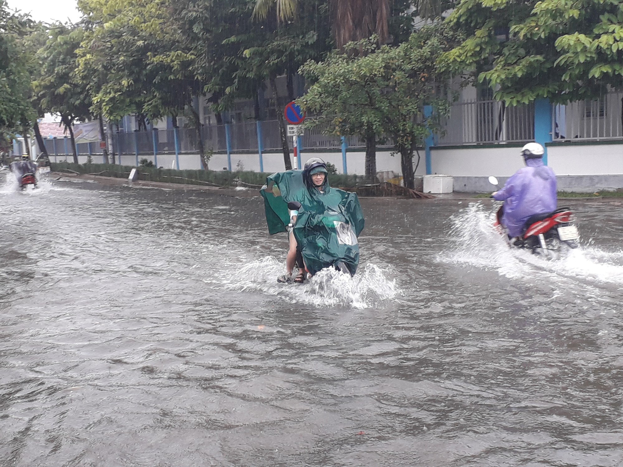 Mưa lớn, đường phố Tam Kỳ biến thành sông - Ảnh 15.