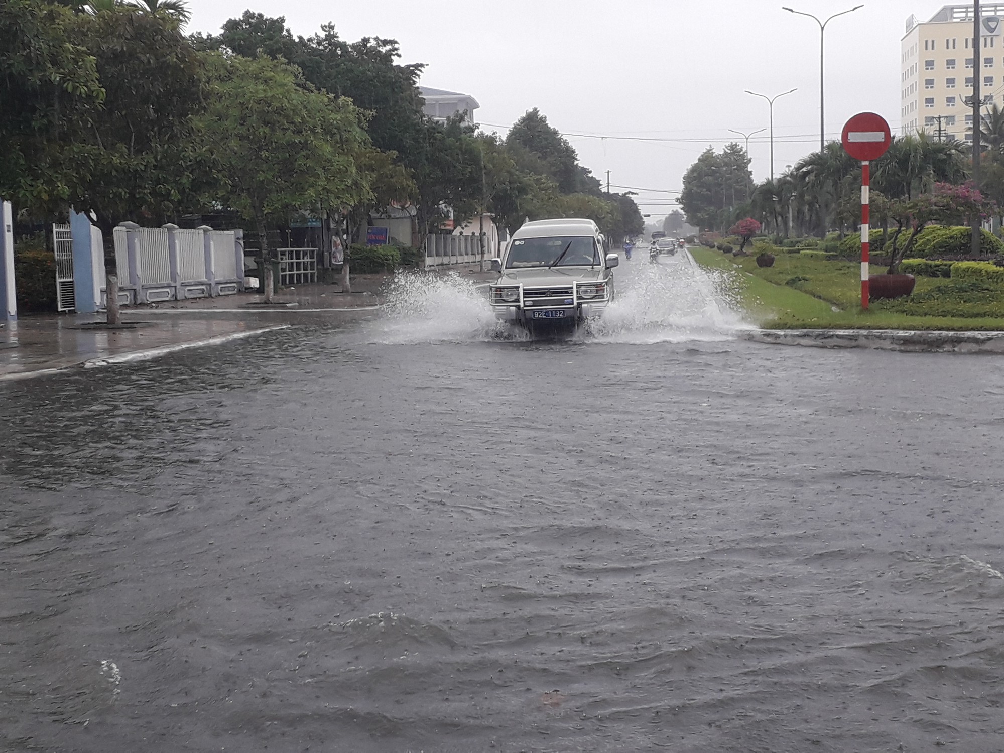 Mưa lớn, đường phố Tam Kỳ biến thành sông - Ảnh 14.