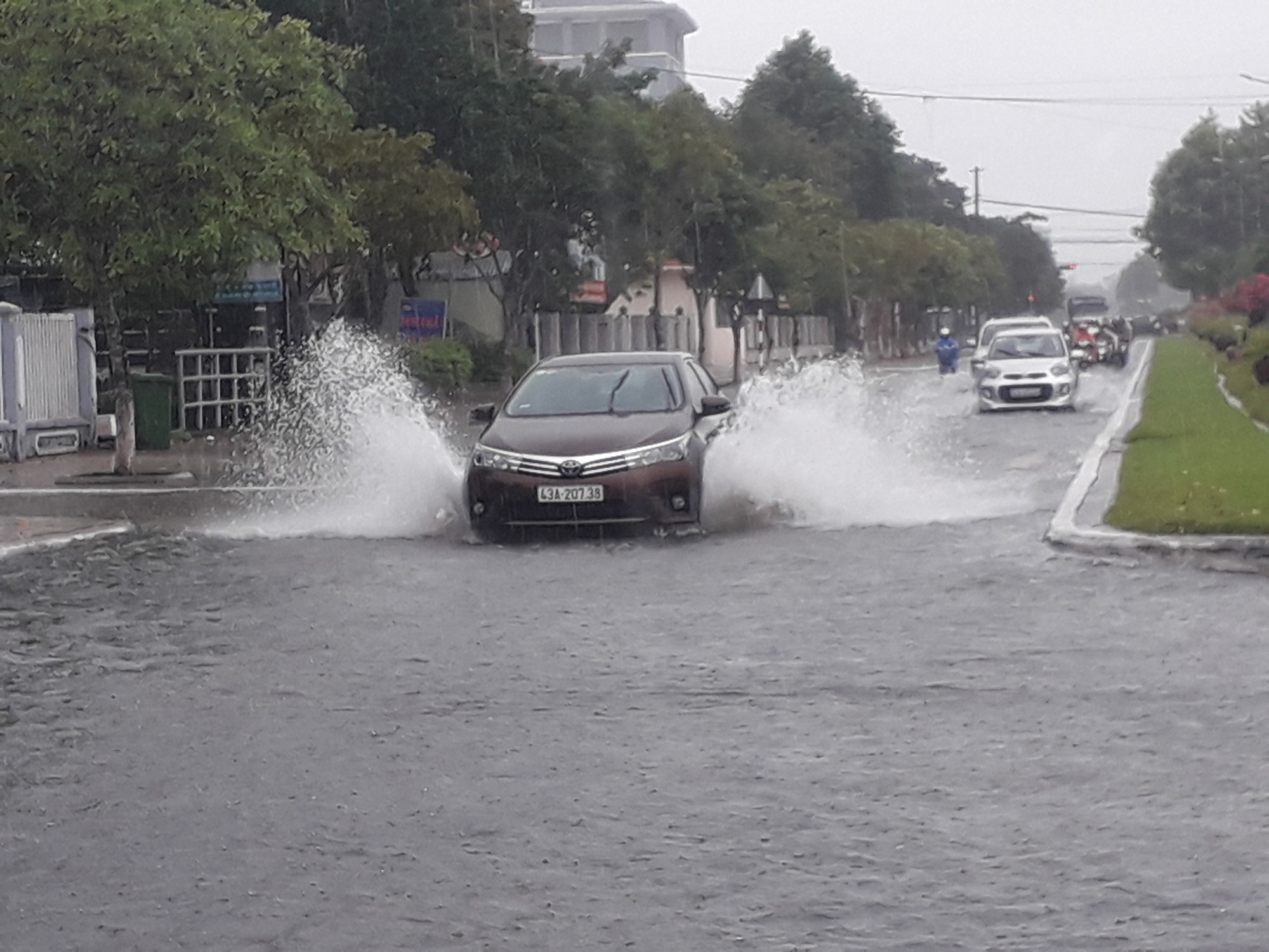 Mưa lớn, đường phố Tam Kỳ biến thành sông - Ảnh 13.