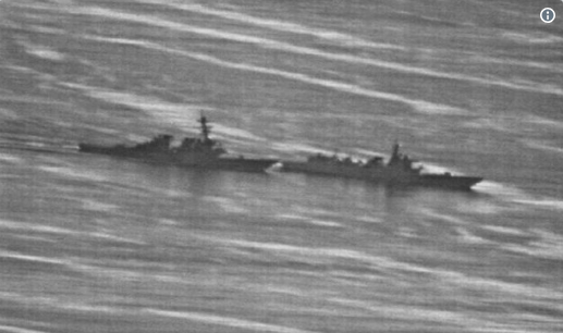 Lộ ảnh tàu Trung Quốc vượt đầu tàu Mỹ trên biển Đông - Ảnh 1.