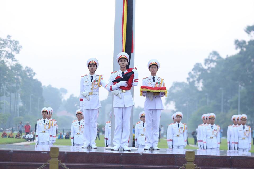 Xúc động lễ treo cờ rủ Quốc tang nguyên Tổng Bí thư Đỗ Mười - Ảnh 1.