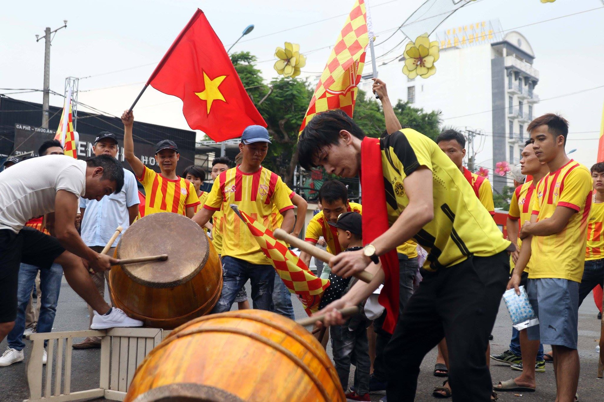 CĐV Nam Định làm nóng trận chung kết ngược tại Cần Thơ - Ảnh 6.