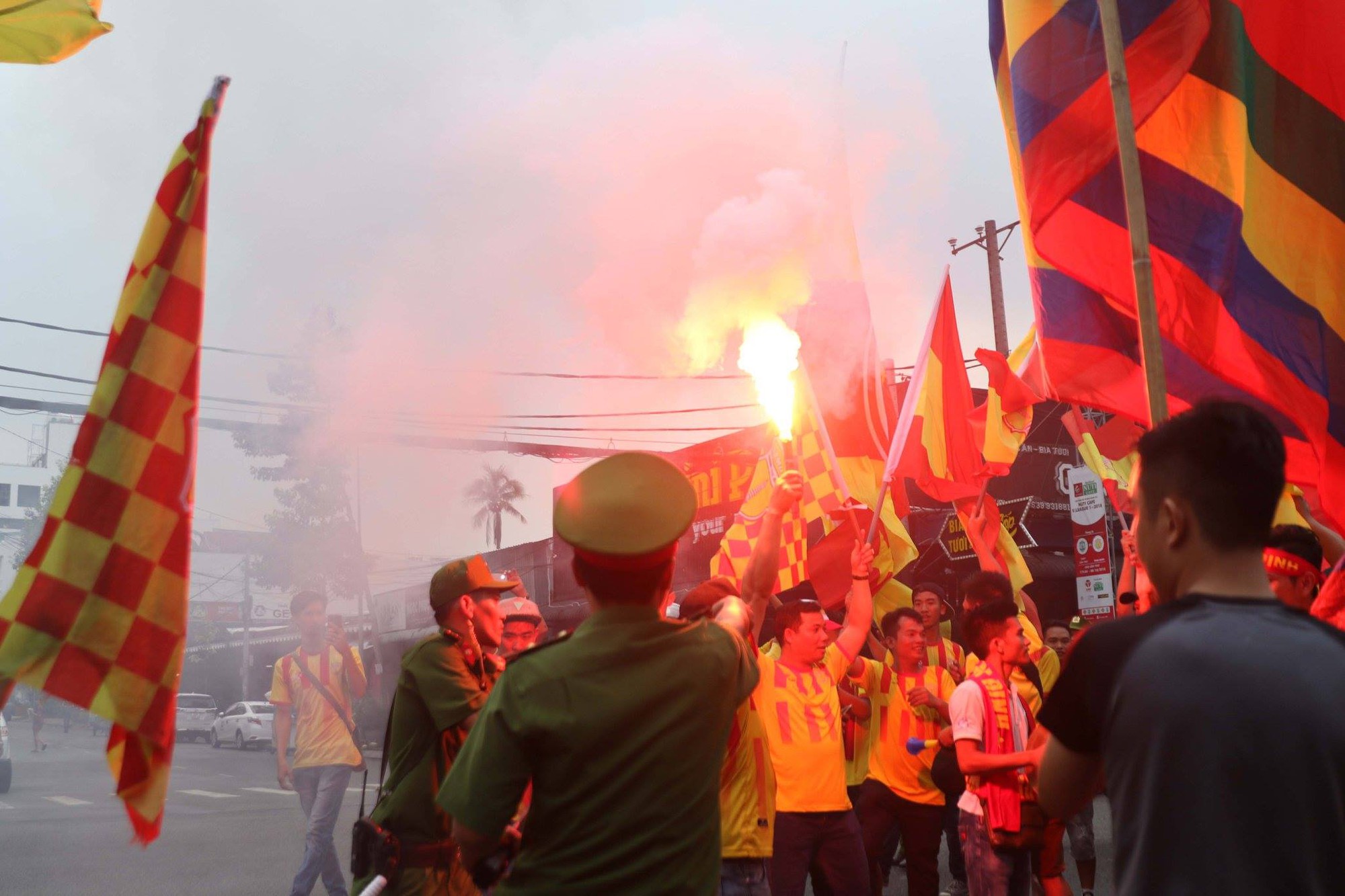 CĐV Nam Định làm nóng trận chung kết ngược tại Cần Thơ - Ảnh 8.