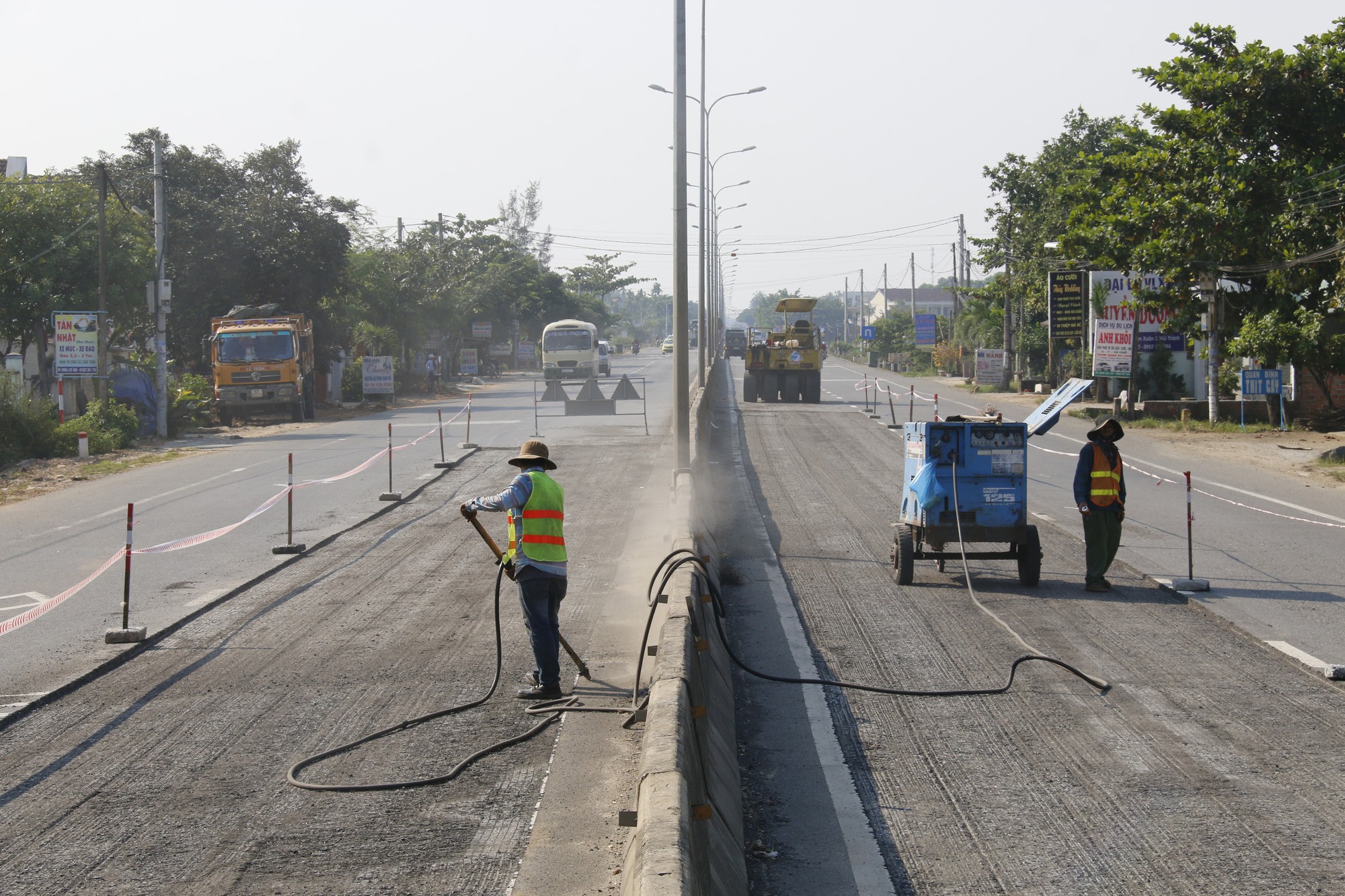 Cận cảnh vá víu quốc lộ ngàn tỉ ở Quảng Nam - Ảnh 3.