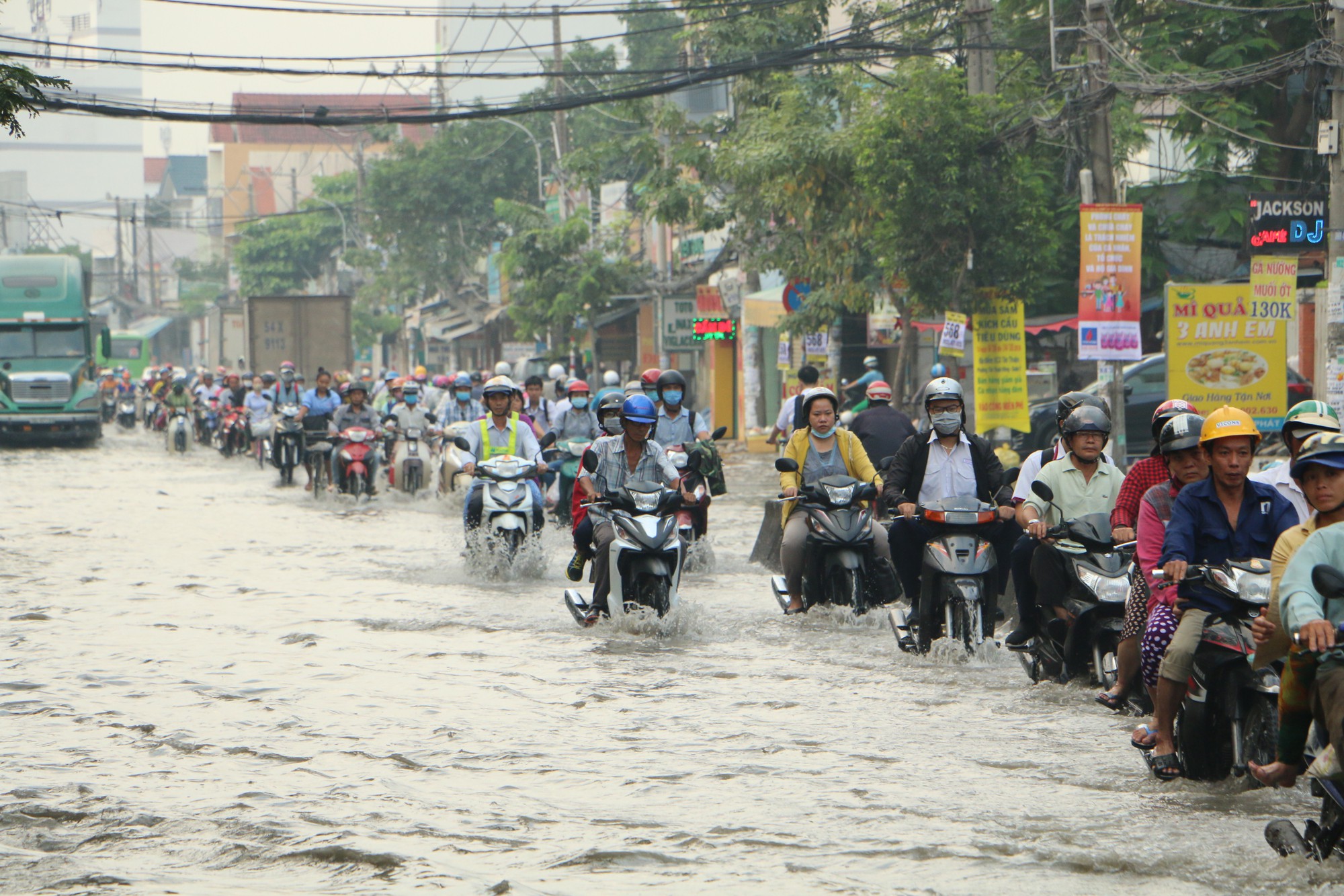 Khu Nam Sài Gòn bị triều cường tấn công, học sinh trễ học - Ảnh 7.