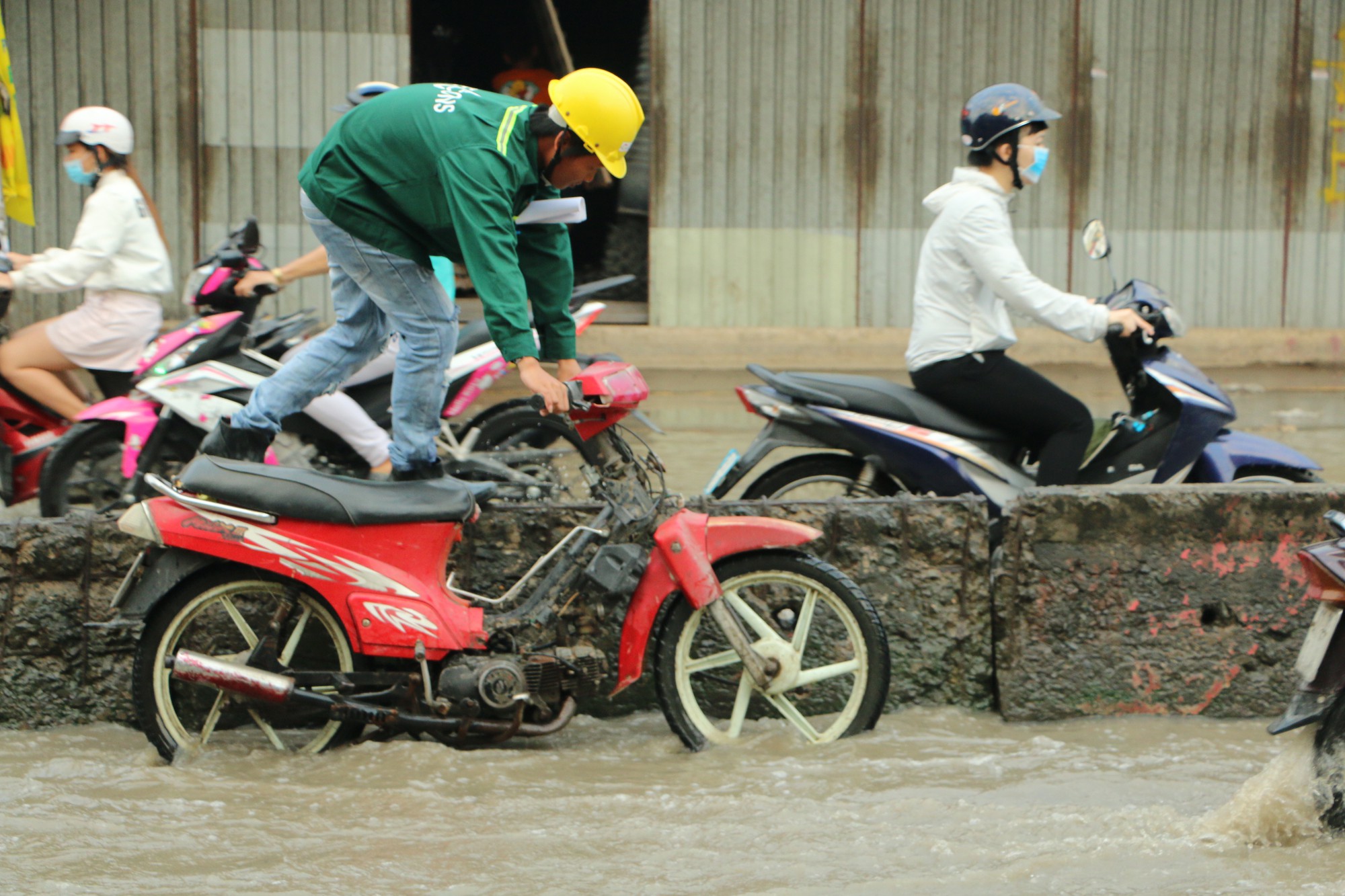 Khu Nam Sài Gòn bị triều cường tấn công, học sinh trễ học - Ảnh 5.