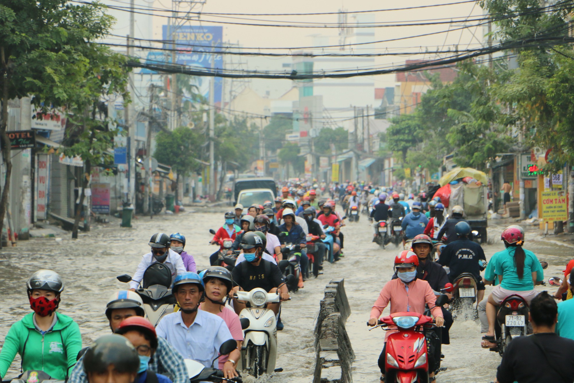 Khu Nam Sài Gòn bị triều cường tấn công, học sinh trễ học - Ảnh 3.