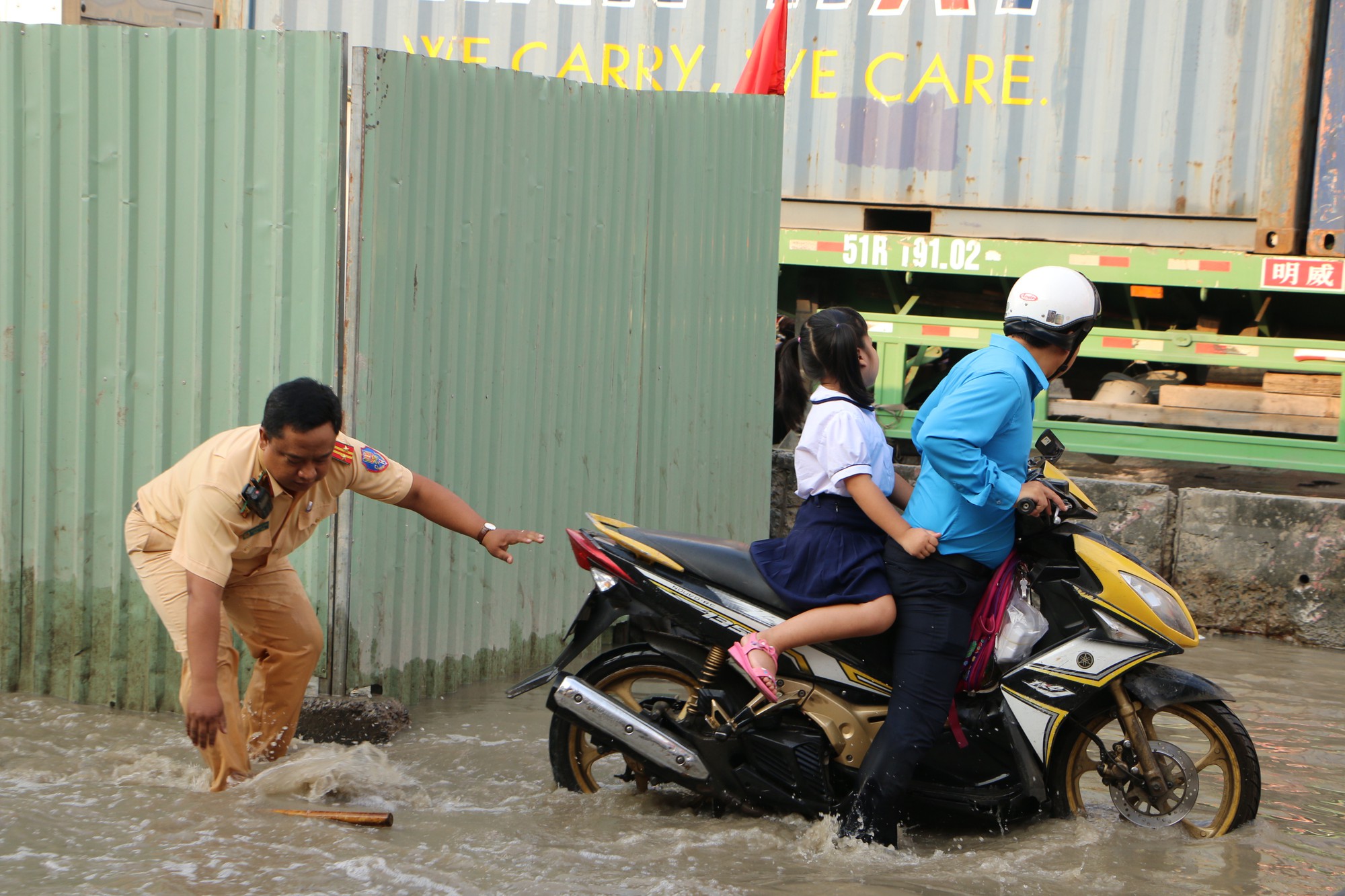 Khu Nam Sài Gòn bị triều cường tấn công, học sinh trễ học - Ảnh 12.