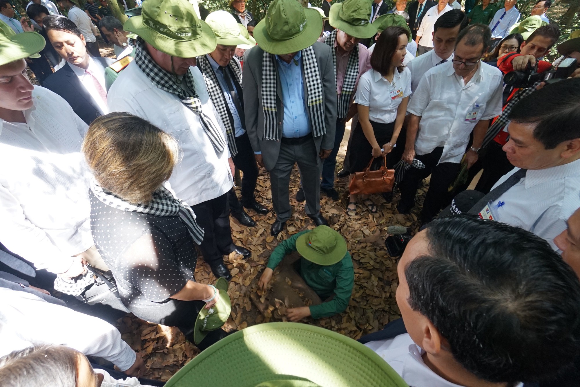 Chủ tịch Cuba thưởng thức khoai mì tại địa đạo Củ Chi - Ảnh 8.