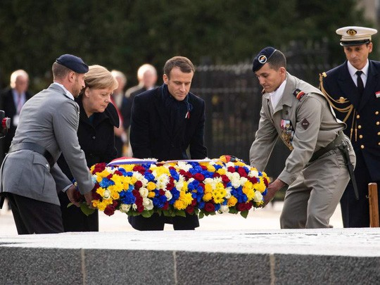 Bà Merkel bất ngờ bị nhầm là ...vợ ông Macron - Ảnh 3.